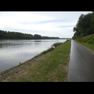 Unterwegs auf noch feuchtem Radweg kurz vor der deutsch-französischen Grenze